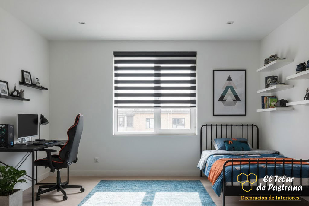 Dormitorio juvenil moderno con estor noche y día en tonos gris y blanco instalado en ventana, combinando cama individual y escritorio con control de luz natural