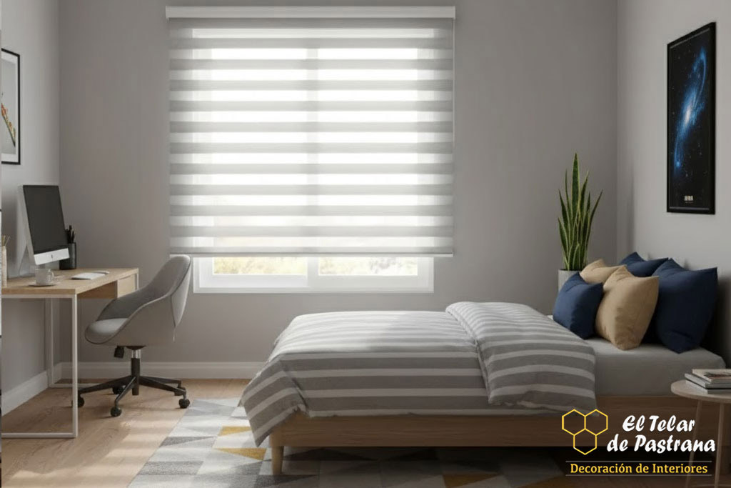 Dormitorio moderno con estor noche y día blanco instalado en ventana, combinando área de descanso y escritorio con control de luz natural