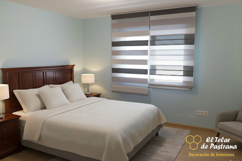 Dormitorio principal con estores noche y día en tonos beige y gris instalados en ventana, ambiente tranquilo y control de luz natural