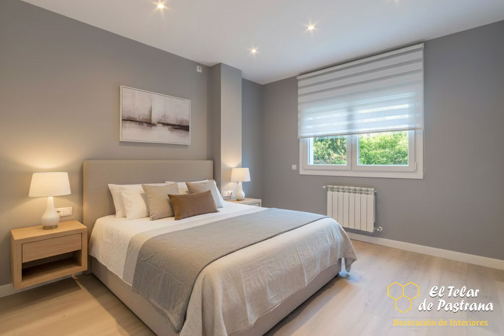 Dormitorio principal moderno con estor noche y día blanco instalado en ventana, ambiente luminoso en tonos neutros y control de luz natural