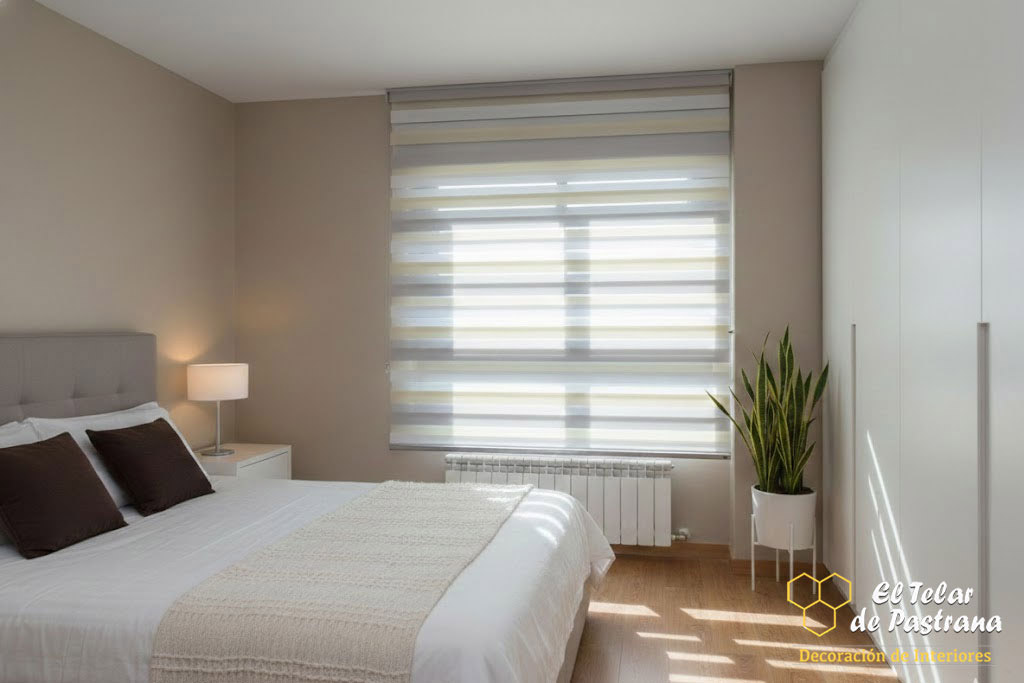 Dormitorio moderno y luminoso con estor noche y día en tonos beige y blanco, cama doble, armario empotrado y control de la luz natural