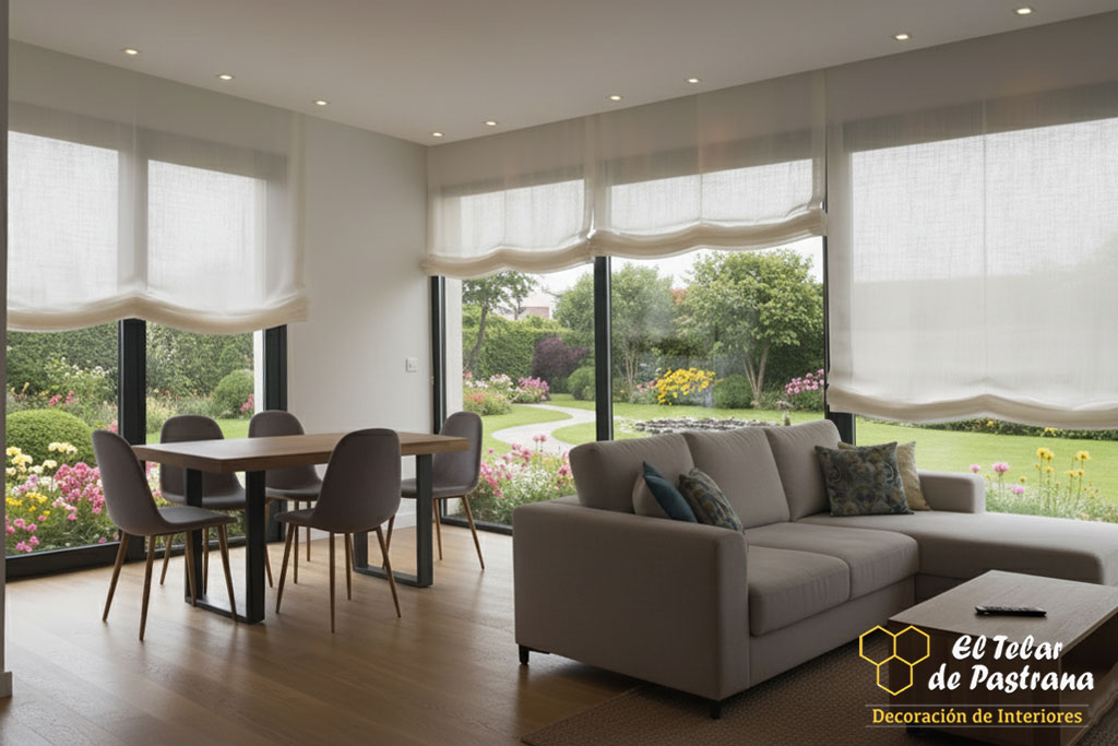 Estores paquete en salón moderno con amplios ventanales