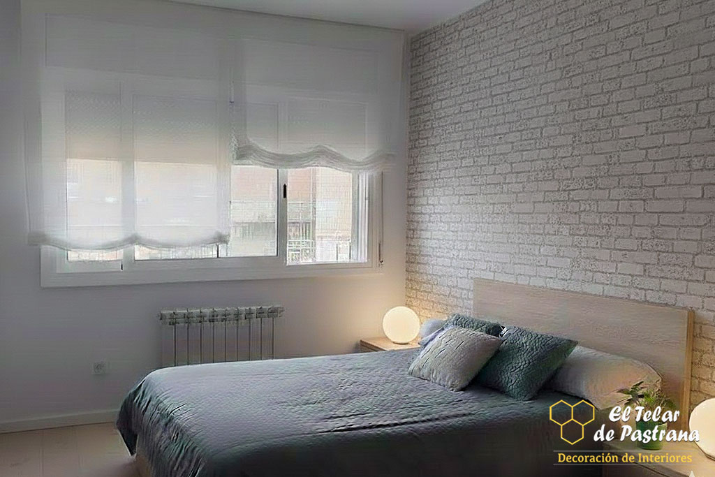 Estor paquete blanco en dormitorio con pared de ladrillo visto