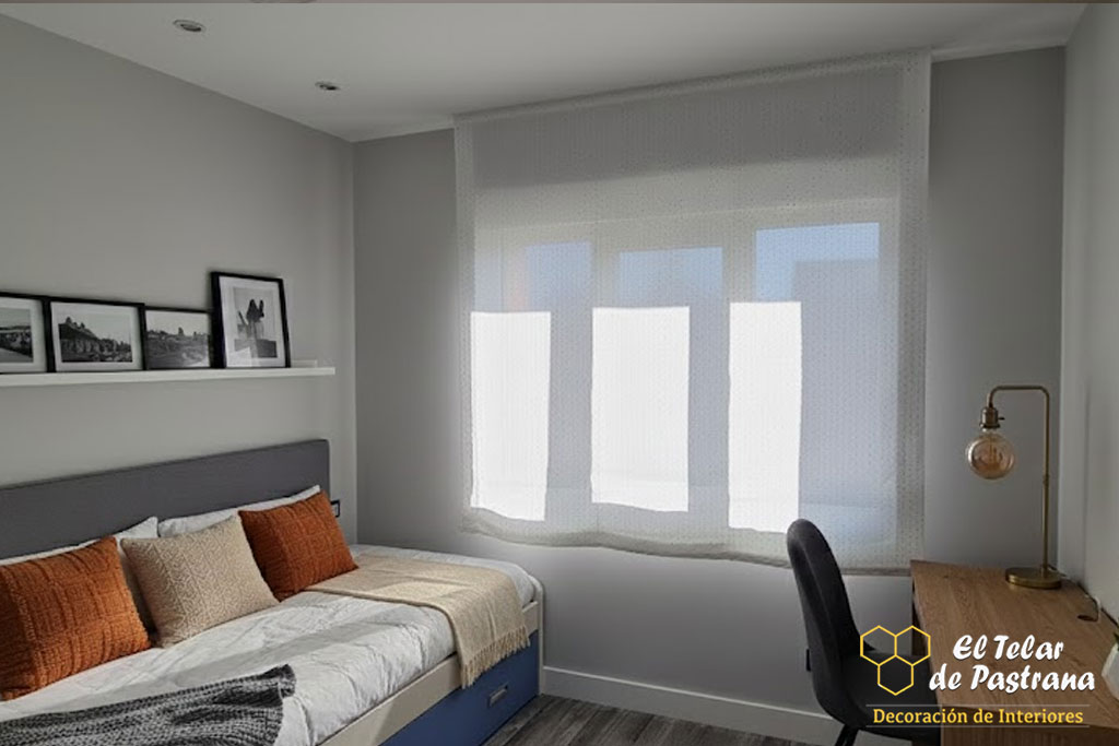 Dormitorio juvenil con estor paquete y cojines naranjas