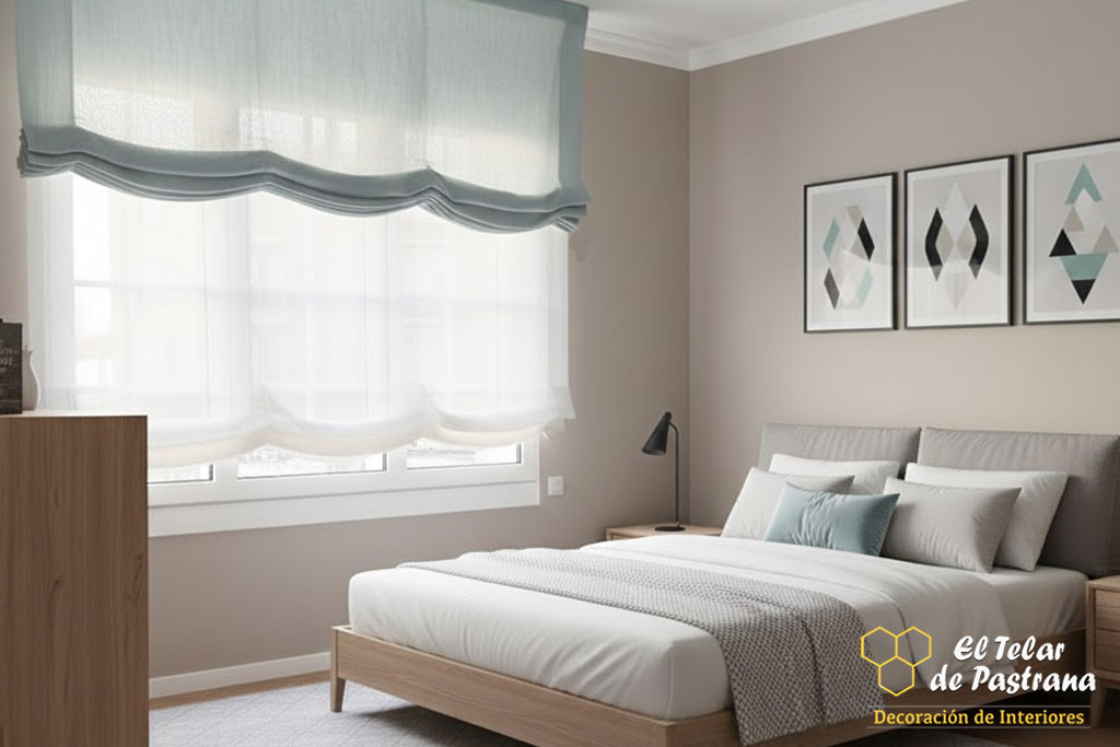 Dormitorio matrimonial con estor paquete blanco y sobre-estor azul