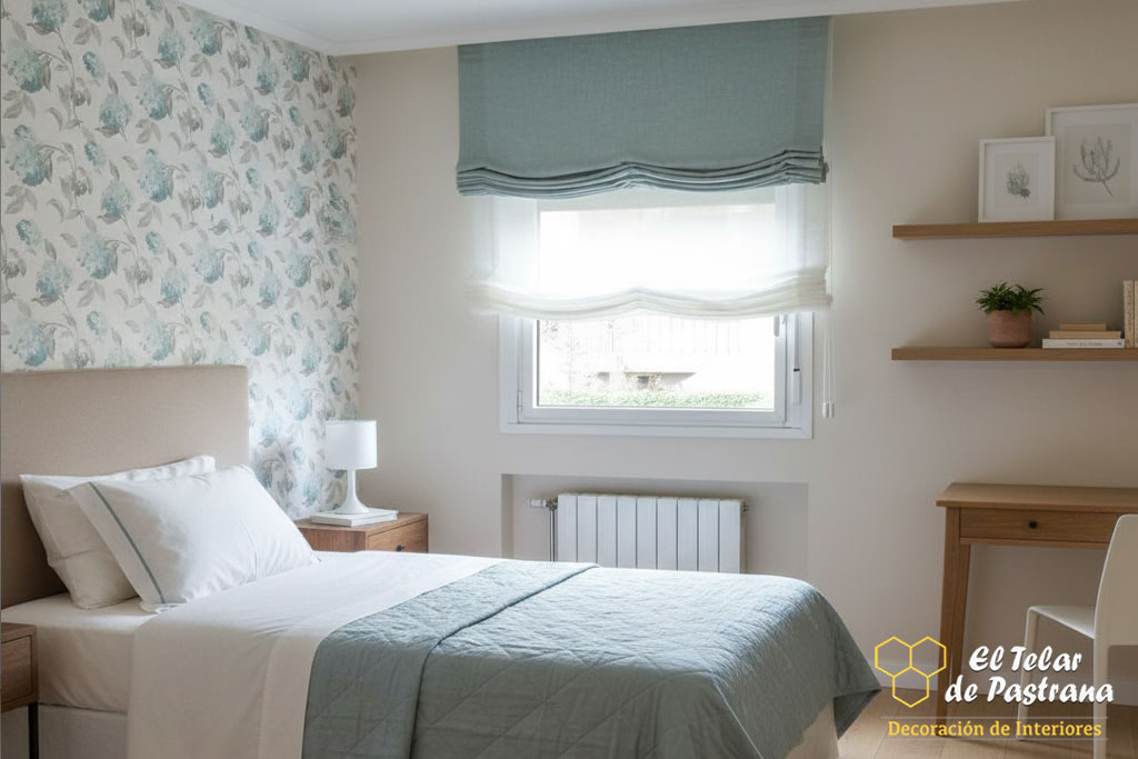 Dormitorio infantil decorado con papel pintado y estores paquete