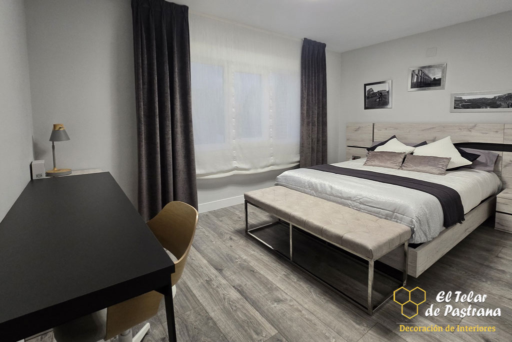 Estor paquete blanco y cortinas laterales en dormitorio principal moderno