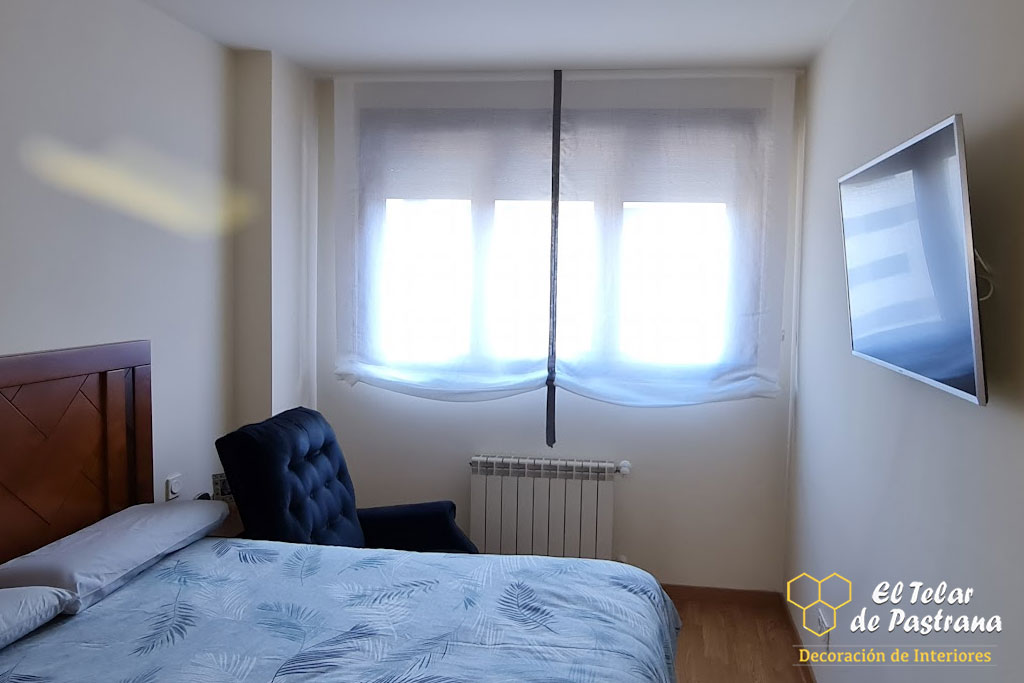 Estor paquete blanco en dormitorio con sillón