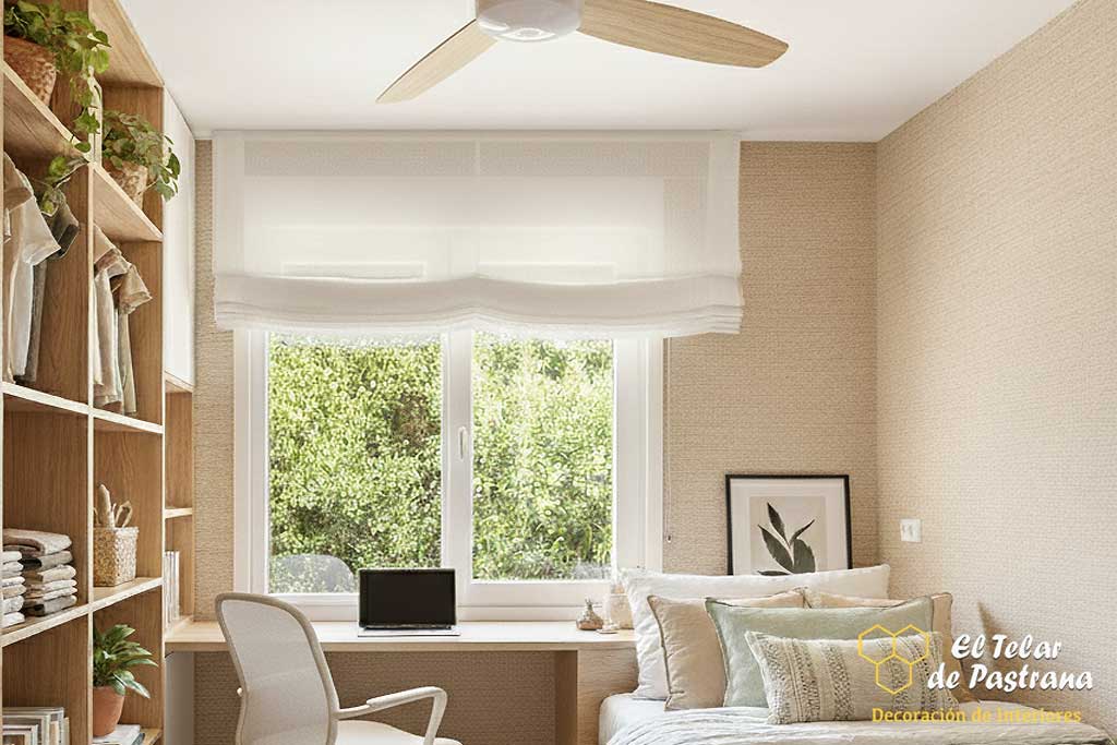 Estor paquete blanco en dormitorio infantil con escritorio