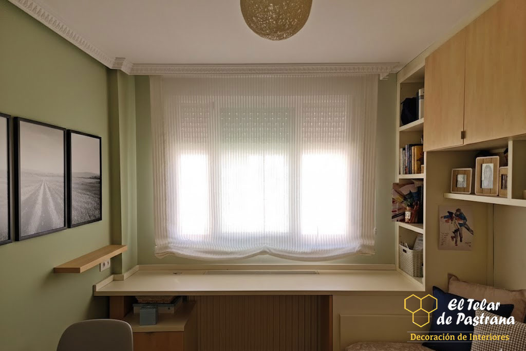 Estor paquete blanco en dormitorio juvenil con estudio