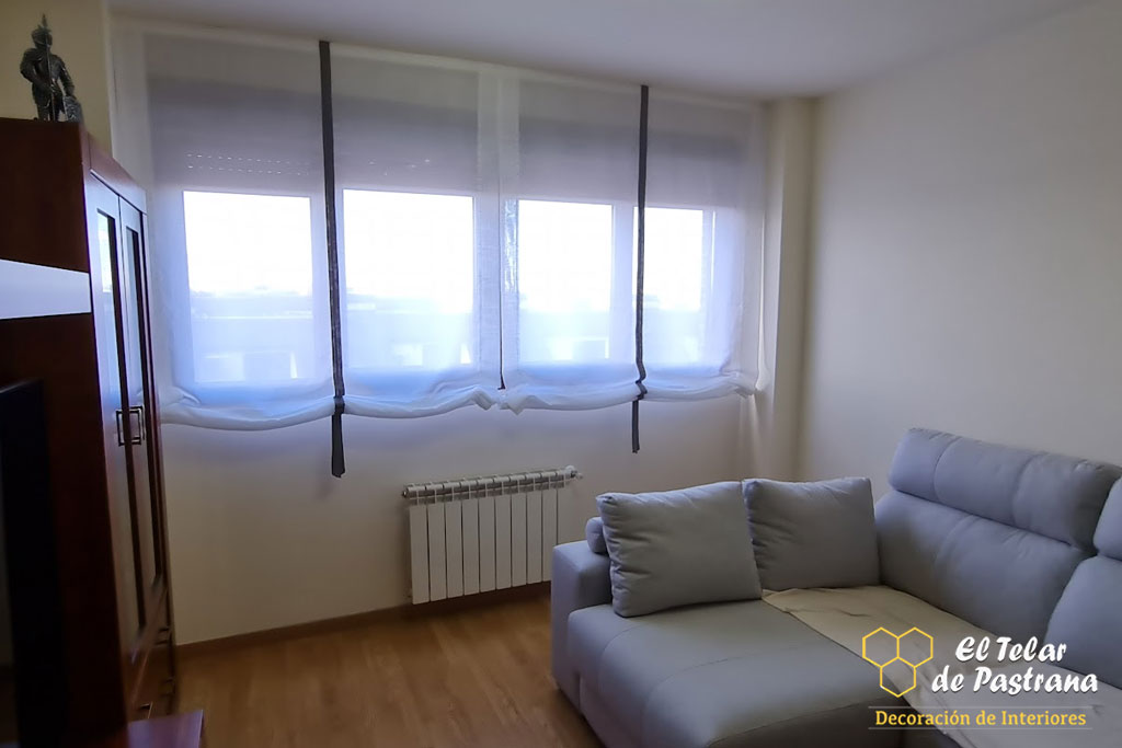 Estores paquete con cintas grises en salón