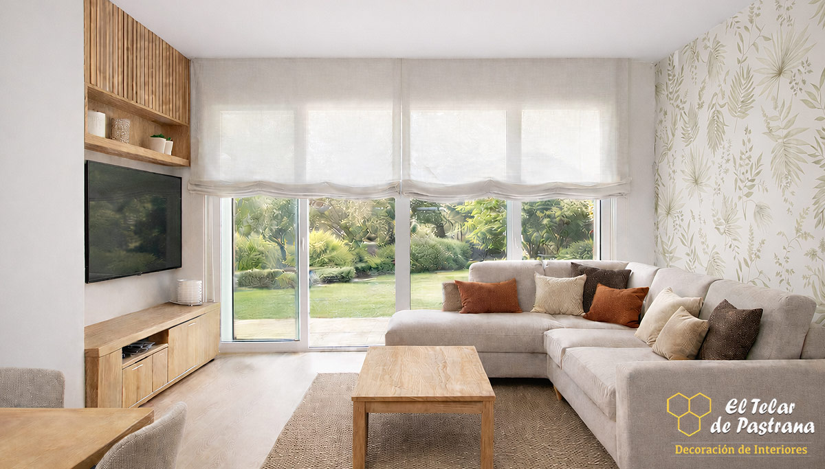 Estores de tela tipo paquete instalados en salón moderno en Madrid