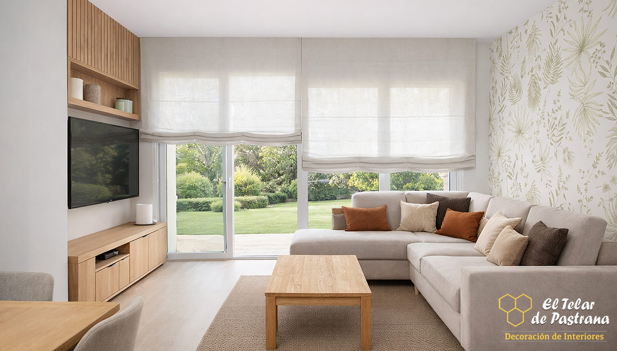 Estores de tela tipo paquete instalados en salón moderno en Madrid