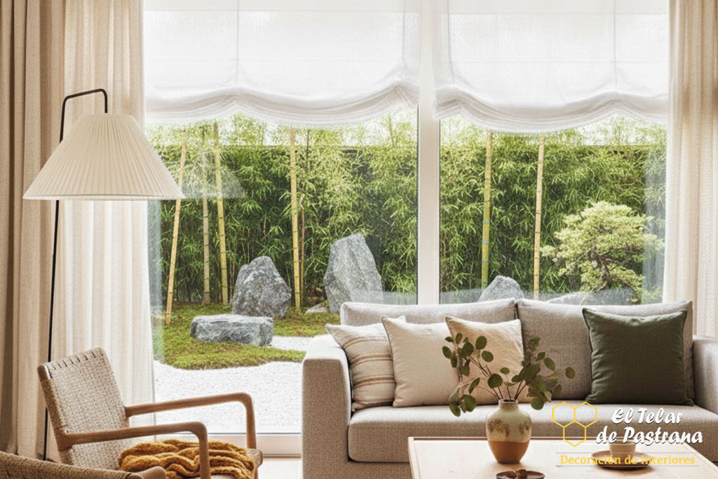 Estor paquete y cortinas laterales de lino con vistas al jardín