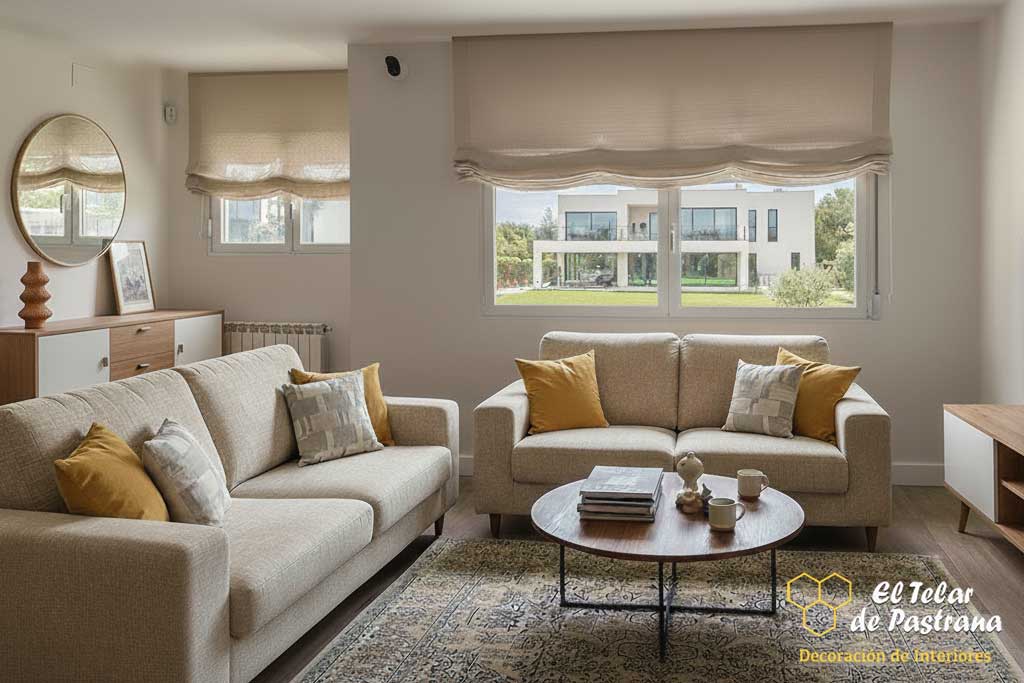 Estores paquete beige en salón comedor amplio