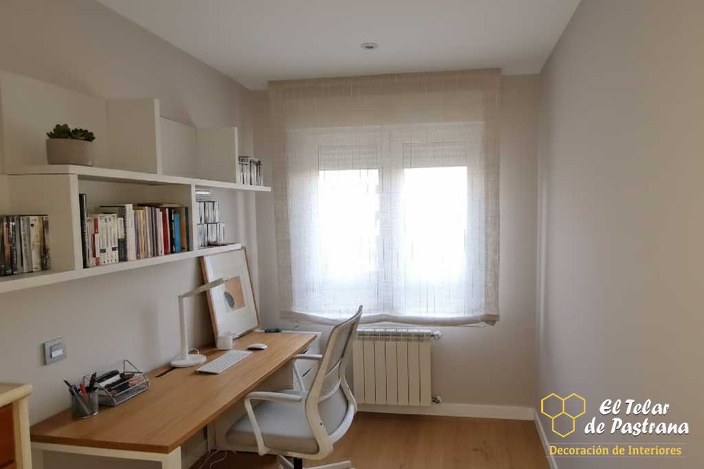 Estor paquete de lino claro en despacho doméstico