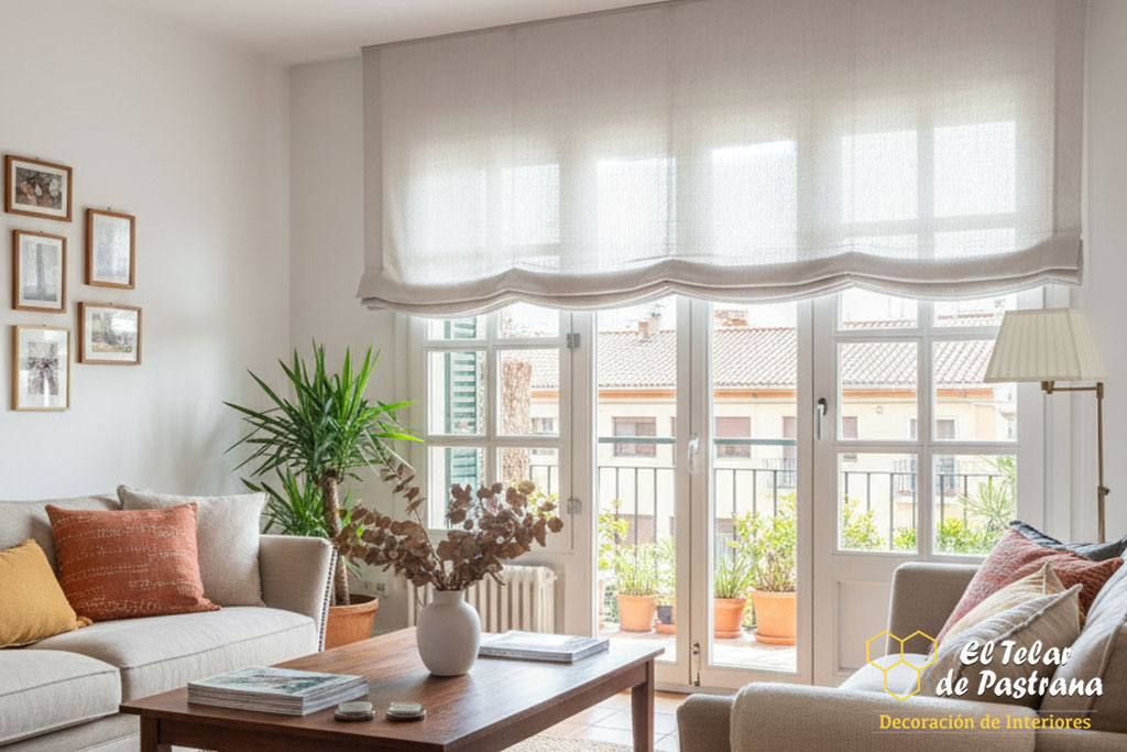 Estor paquete de lino claro en salón con salida a terraza