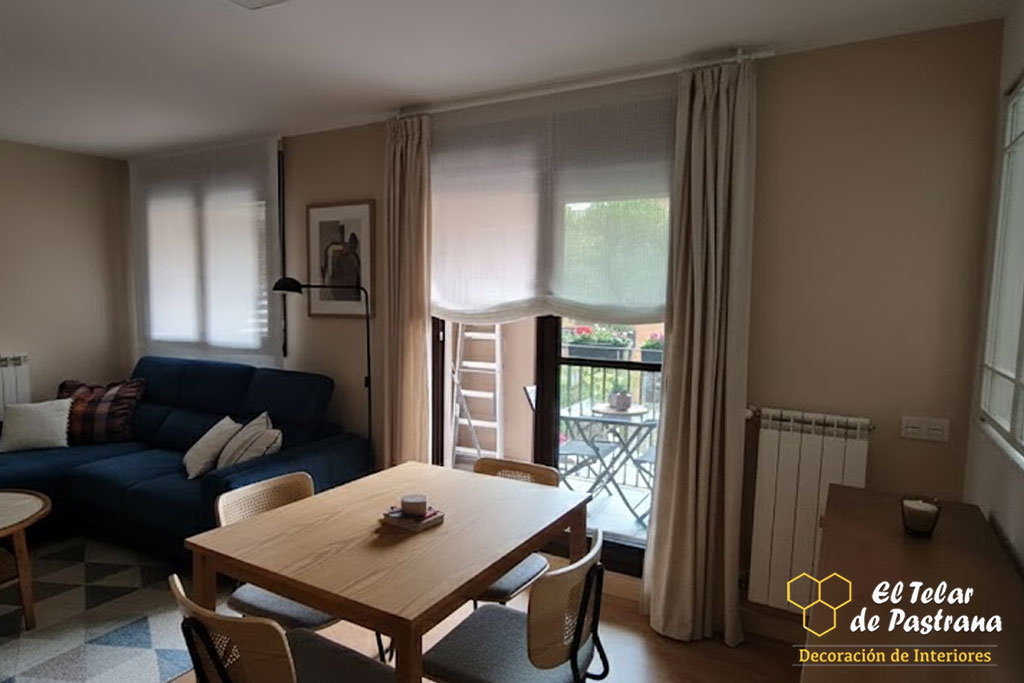 Estor paquete de lino con cortinas laterales en salón comedor