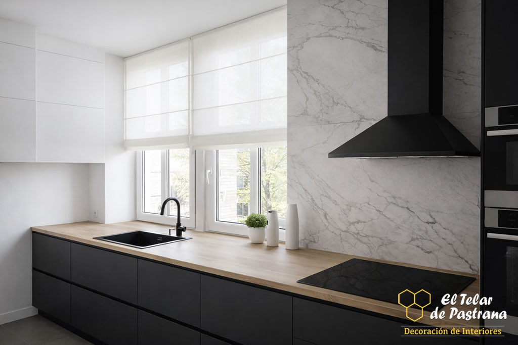 Cocina contemporánea con muebles negros, encimera de madera y estores plegables claros en ventanas sobre el fregadero