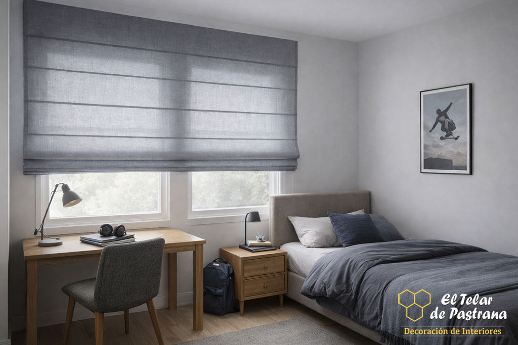 Dormitorio juvenil moderno con cama individual, escritorio de madera y estor plegable gris instalado en la ventana