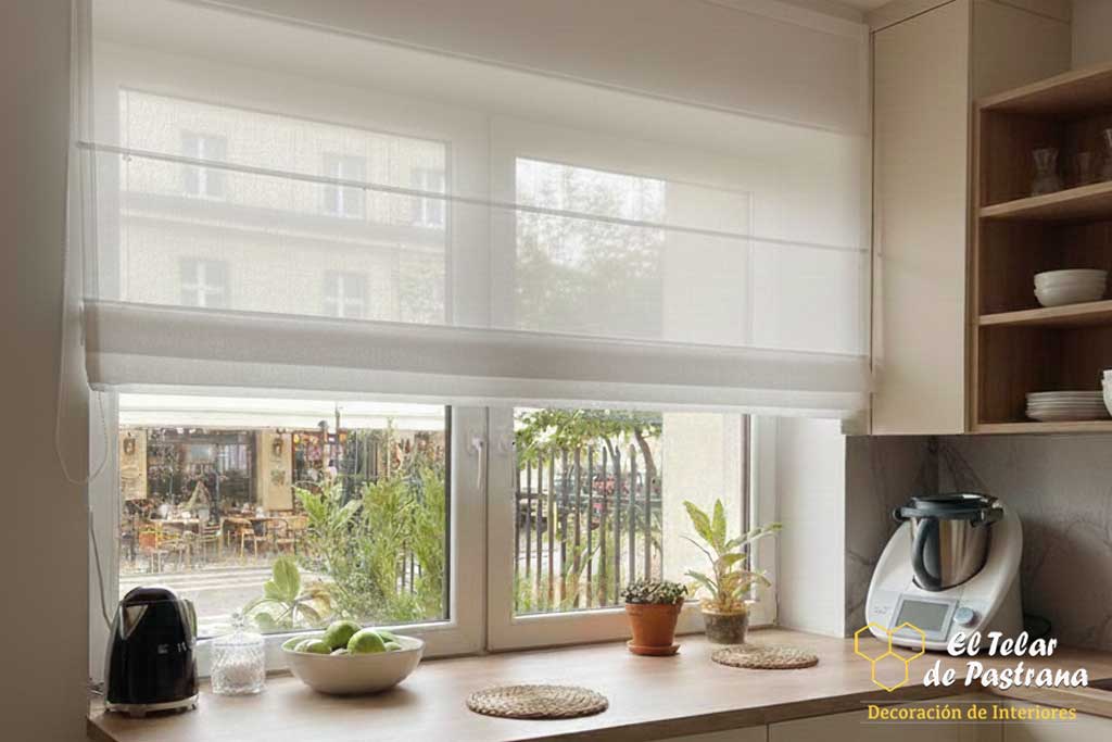 Cocina funcional con estor plegable blanco translúcido instalado en ventana sobre encimera y zona de trabajo