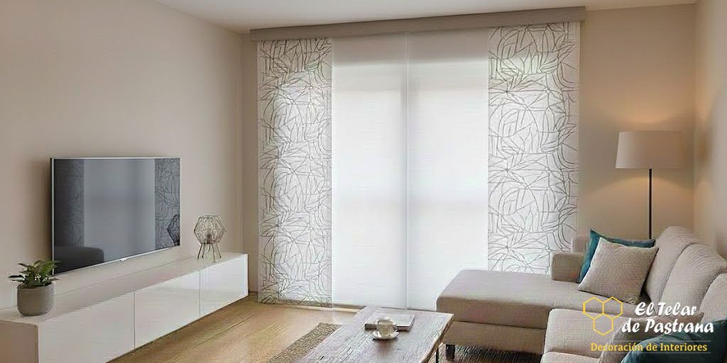 Panel japonés liso y estampado instalado en salón moderno de Madrid