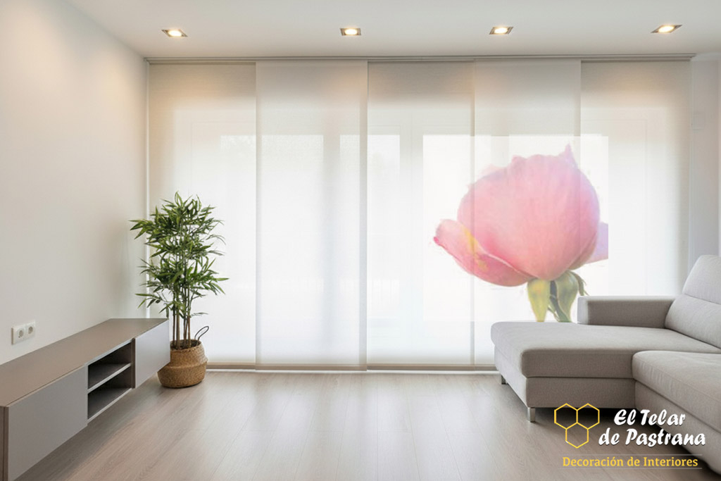 Paneles japoneses impresos con gran rosa rosa en salón minimalista