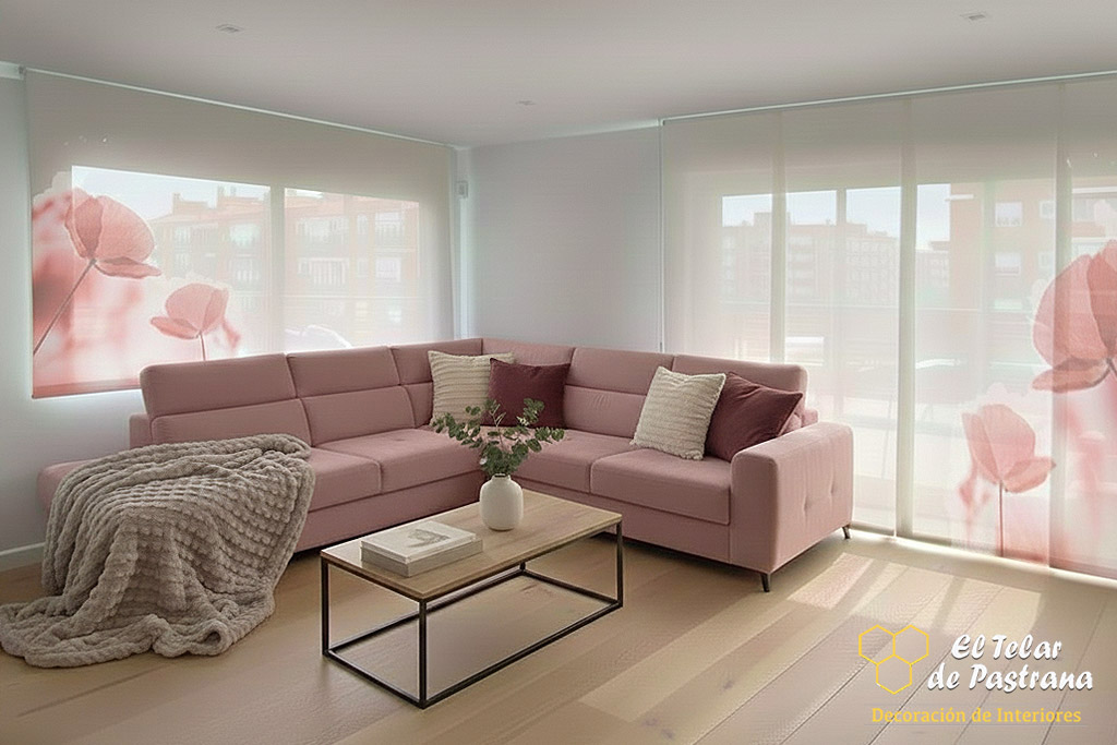 Salón moderno con sofá rosa y estores con amapolas.