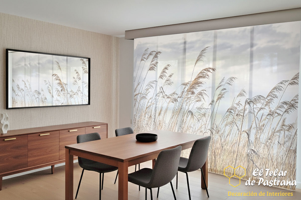Paneles japoneses impresos con diseño de cañas de campo al viento en comedor