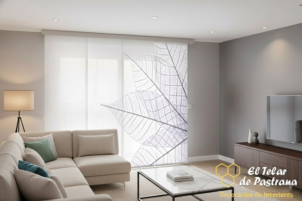 Paneles japoneses con impresión digital de hoja esqueletizada en salón gris y beige