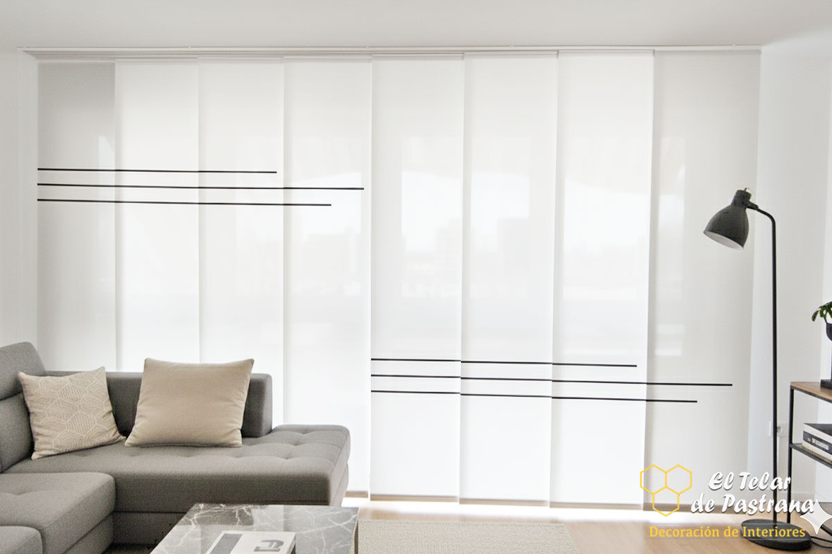 Paneles blancos con varillas finas en salón Leganés