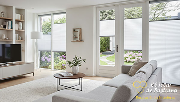 Salón con cortina plisada