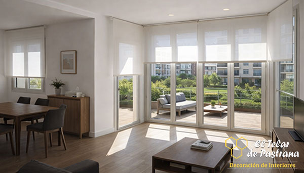 Salón con estores enrollables