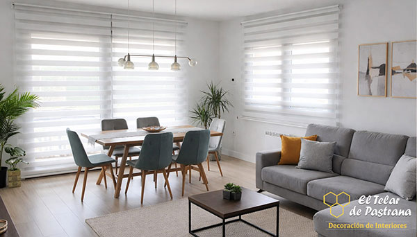 Salón con estores noche y día