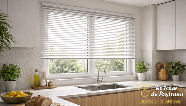 Veneciana de aluminio en cocina