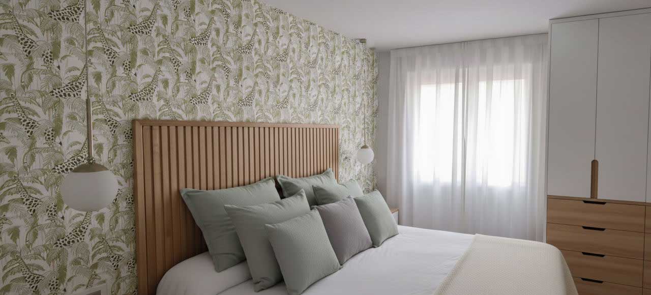 Cortinas visillo confeccionadas a medida en tejido de lino blanco para dormitorio con luz natural en madrid El telar de Patrana