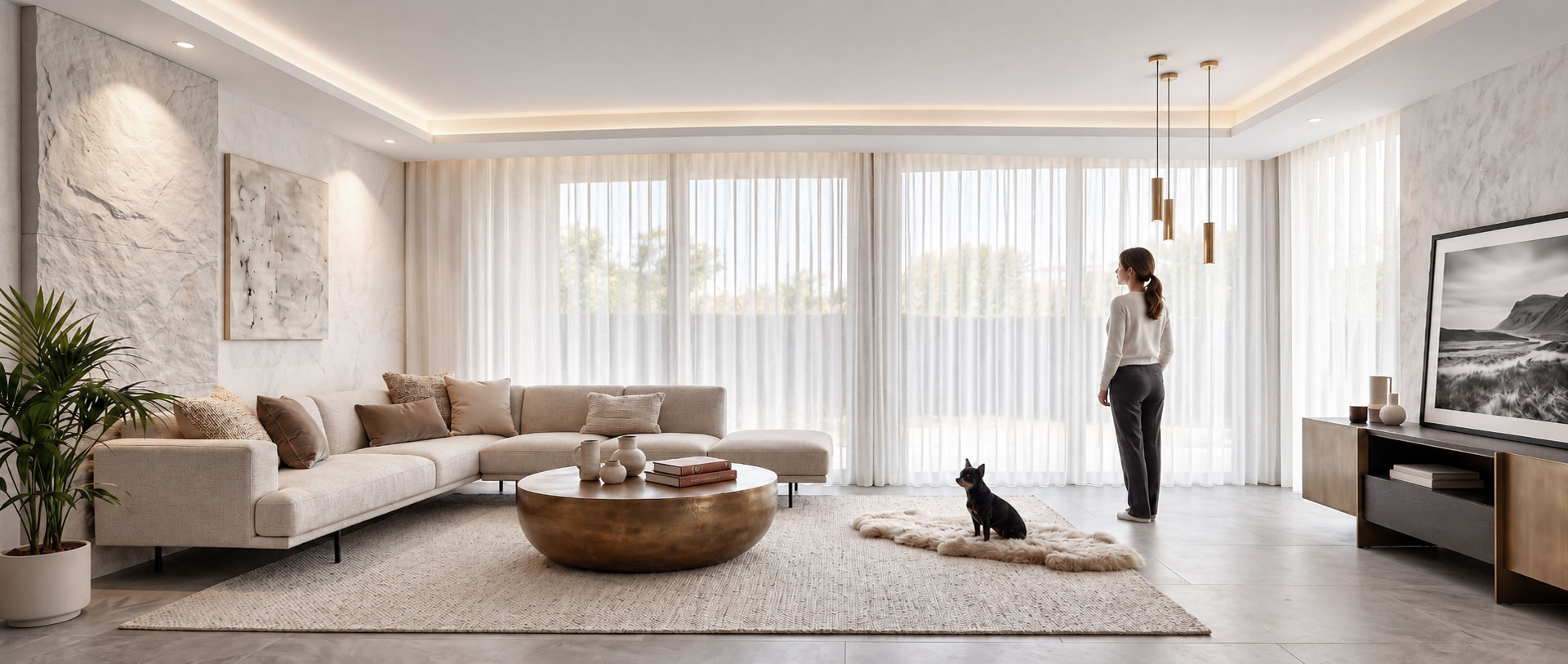 Salón moderno con cortinas a medida de visillo y grandes ventanales